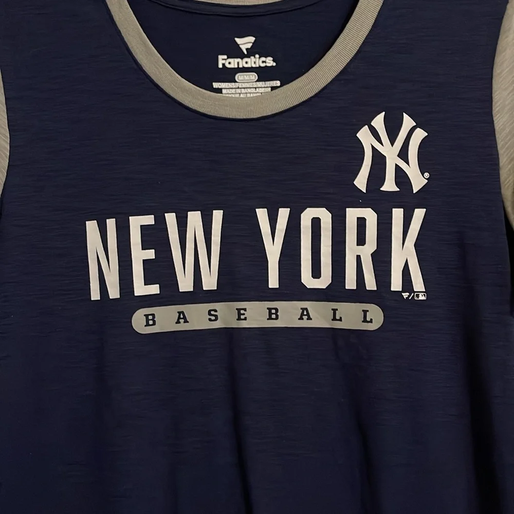 Top Women’s NY Yankees - Picture 3 of 3